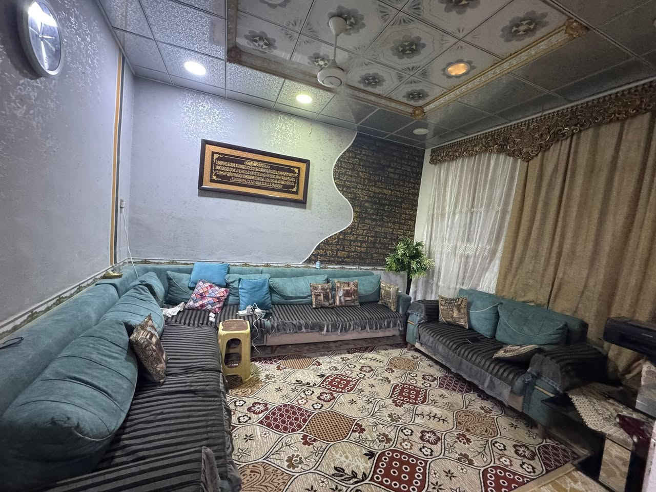 بيت للبيع في منطقة الدب مساحته 160 متر طابقين غرفتين جوه وصاله ومطبخ واستقبال وهول والطابق الثاني ثلاث غرف وصاله         قريب على شارع الدب 
الاتصال على الرقم واتساب ***********
