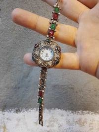 ساعة قديمة • أحجار كريمة • يحتاج باتري