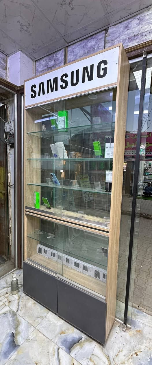 ديكور محل موبايلات كامل للبيع
فاترينات عدد ٣
ميز صيانه
جام خانه غرض موبايلات عدد ٢
هاتف /***********
