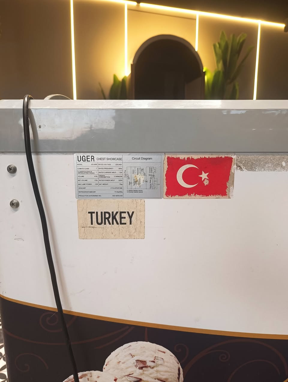 🍦 فريزر عرض آيس كريم UGER – صناعة تركية 🇹🇷
✅ الماركة: UGER
✅ بلد المنشأ: تركيا 🇹🇷
✅ الموديل: SD-505
✅ السعة الإجمالية: 415 لتر
✅ السعة الصافية: 310 لتر
✅ الجهد الكهربائي: 220–240 فولت
✅ التردد: 50 هرتز
✅ التيار: 1.6 أمبير
✅ استهلاك الطاقة: 3.1 كيلوواط / 24 ساعة
✅ قدرة الضاغط: 325 واط
✅ غاز التبريد: R134a (285 غرام)
✅ الوزن الصافي: 75 كغم
✅ أبواب زجاجية منزلقة لسهولة العرض والاستخدام.
✅ مزود بعدة أحواض ستانلس ستيل لعرض نكهات الآيس كريم بشكل مرتب.
✨ مناسب للمقاهي، الكافيهات، محلات الآيس كريم والحلويات.
مكاني خانقين ديالى بيع شرط الفحص وضمان تشغيل ب800 الف 
***********

