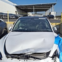 تسلا مودل y 2024 ماشيه ٢٤ الف مايل السياره بالحره بدون تصليح حادث خفيف...