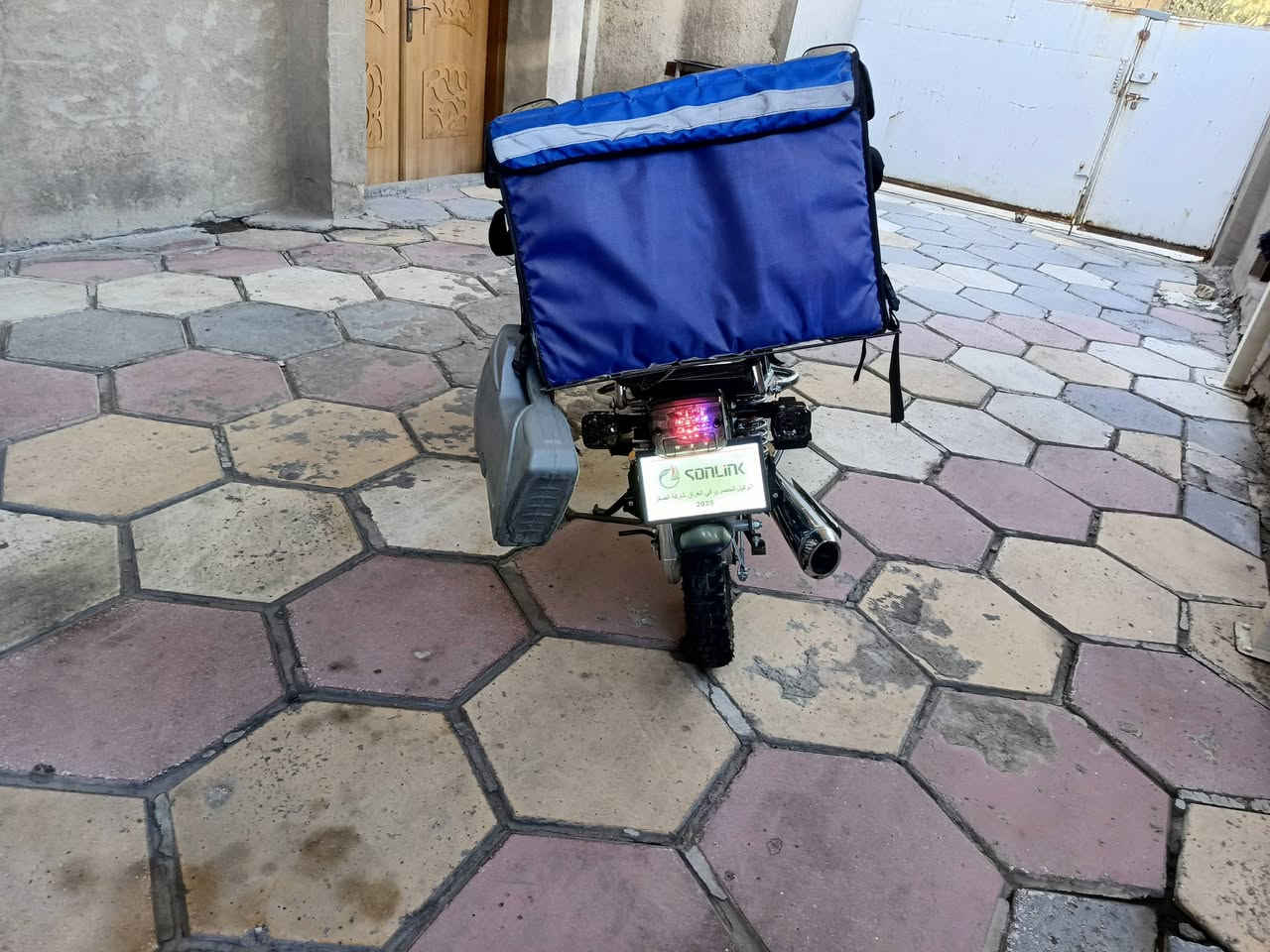 السلام عليكم دراجه سونلنك ايراني محرك ٢٠٠ سيسي الدراجه بعدها لوك مكفوله من كلشي الدراجه ماشيه ١٦٠٠ كيلو وقابله للزياده الدراجه اوراق المعرض كامله بصمه وسويج الدراجه رايدها ب ٨٥٠ الف قفل للاستفسار الاتصال على الرقم *********** أو مراوس حسب القناعه
