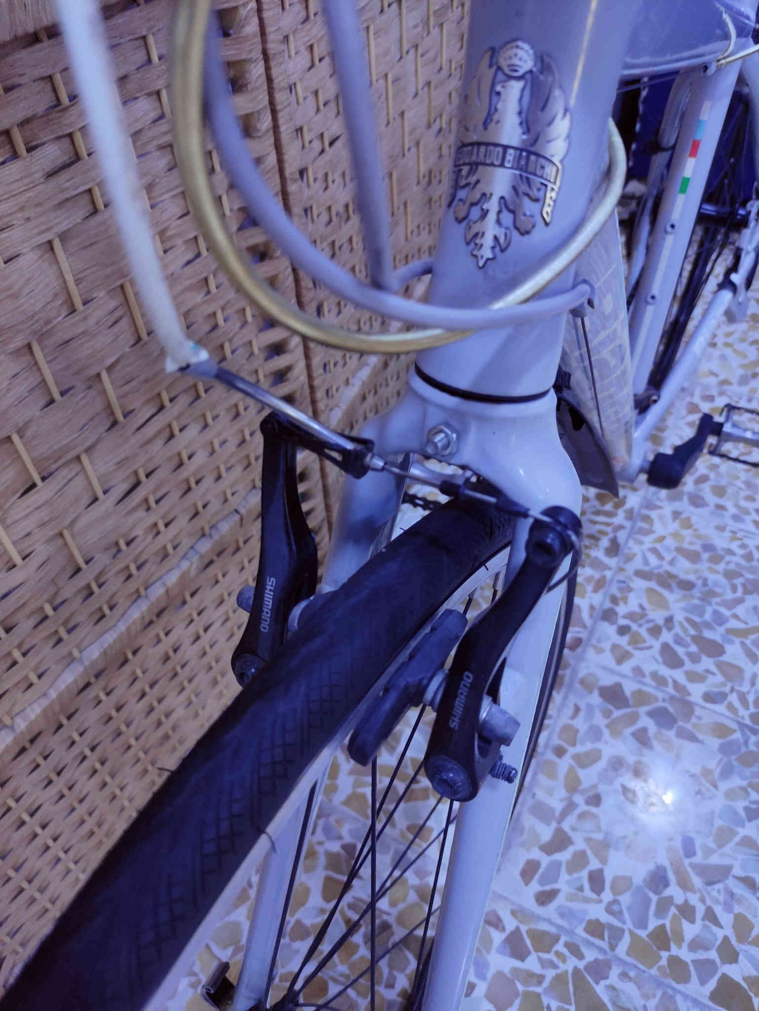 السلام عليكم 

دراجه ماركة #Bianchi بيانكا العالميه ماركه عالميه غنيه عن التعريف صنع ايطالي اصلي🇮🇹 البيانكا معروف فخر الصناعه الايطاليه🇮🇹 

 حجم 28 (C700)  ....فوول ألمنيوم خفيف جدا وسلس

لون مميز جدآ لون سمنتي سموك مطعم بأبيض  لامع ميتاليك

سستم شيمانو كامل سيت آلتوس #SHIMANO_ALTUS 

بدالات السرعه 8X3 سحب دفع #شاشه حديث سرعة جدا عالية 

بريكات سستم تيكترو Tektro سلس جدا حتى الفحمات مختومة

ستيرن رياضي نفخ مختوم بيانكا ...قبضات ربل طبي اصلي 

وياله زووم طبقتين ماركة مصممه لتحمل الاوزان الثقيله الطسات

 تايرات كتان اصليه ماركة ميشلين #VITTORIA_ZAFFIRO

سرج طبي اصلي مختوم بيانكا ...كمبليونات وياله وسرج سلايت

🔴الدراجه قطعه مال حاويه غير مستخدمه داخل العراق 
    ختم واحد ليبل واحد حتى السرج مختوم بيانكا 
     ما بيها اي نقص كامله وجاهزه 

المكان موصل الجانب الايسر ....السعر 225  الف (ثابت _ نهايتة) 

يوجد توصيل بغداد 

رقمي ***********
