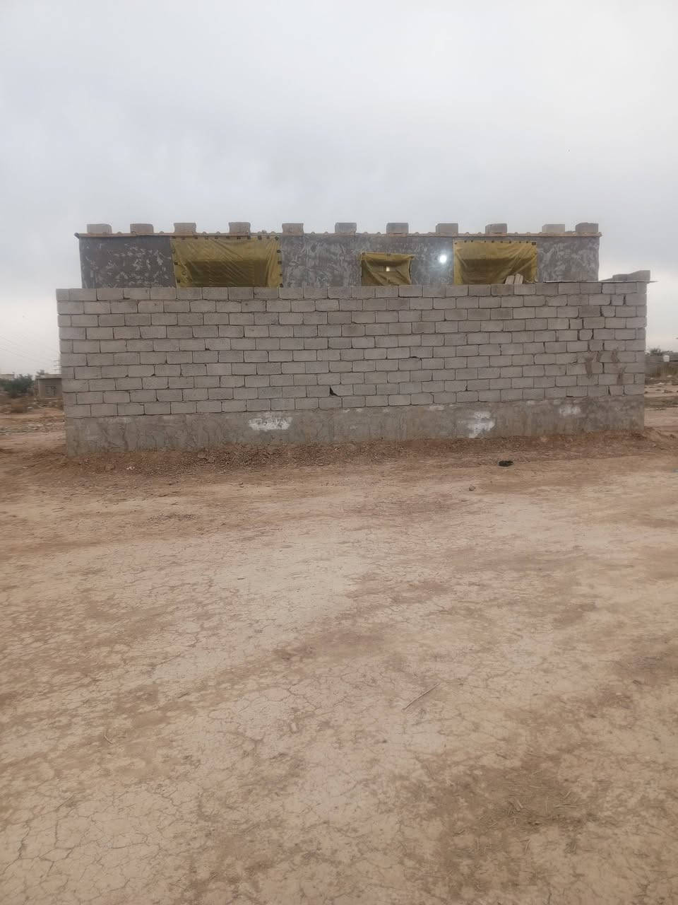 متاح بيت للبيع منطقه السعيدات مساحه 240 غرفتين كاملات سندويج صاله جاهزة بدون سكف بوب شبابيك كامله مي كهرباء واصله بتلو طابوك بناء بلوك گلب ***********
