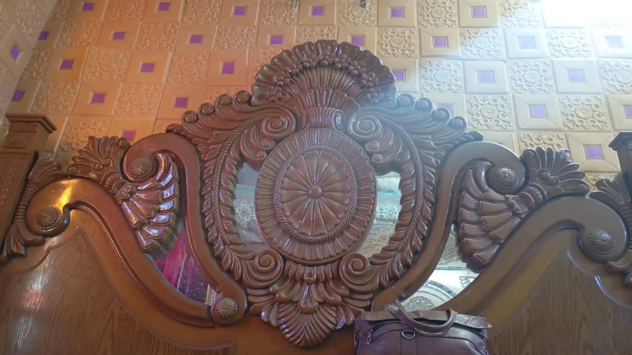 السلام عليكم
غرفة اخشاب ام سته طابقين للبيع 
مكينة خياطة جديدة للبيع 
***********
