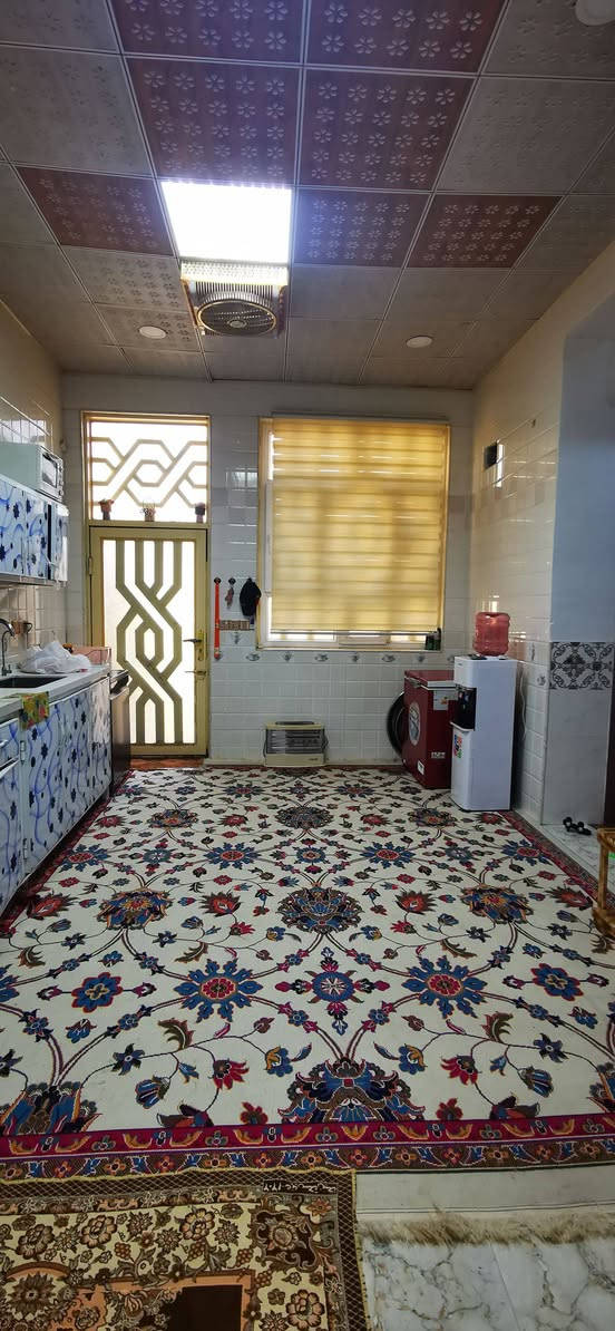 السلام عليكم 
دارين مساحه الاول 180 ركن شارع والثاني 170 متر خلفه مباشرتا عقد محكمه 25  كل دار يحتوي على استقبال وصاله وغرفه ومطبخ وصحيات داخليه وخارجية مع كراج وحديقه العنوان المعملجي خلف جامعة الصفوه يبعد عن الحولي الجديد 20 متر تقريبا  ويبعد عن شارع الروضتين 250 متر منطقه جيده
السعر الكلي للدارين 600 مليون وبيهن مجال قليل بيع او مراوس بدونم او نص دونم بيه بيتين قريب داخل كربلاء للاستفسار 

***********/***********
