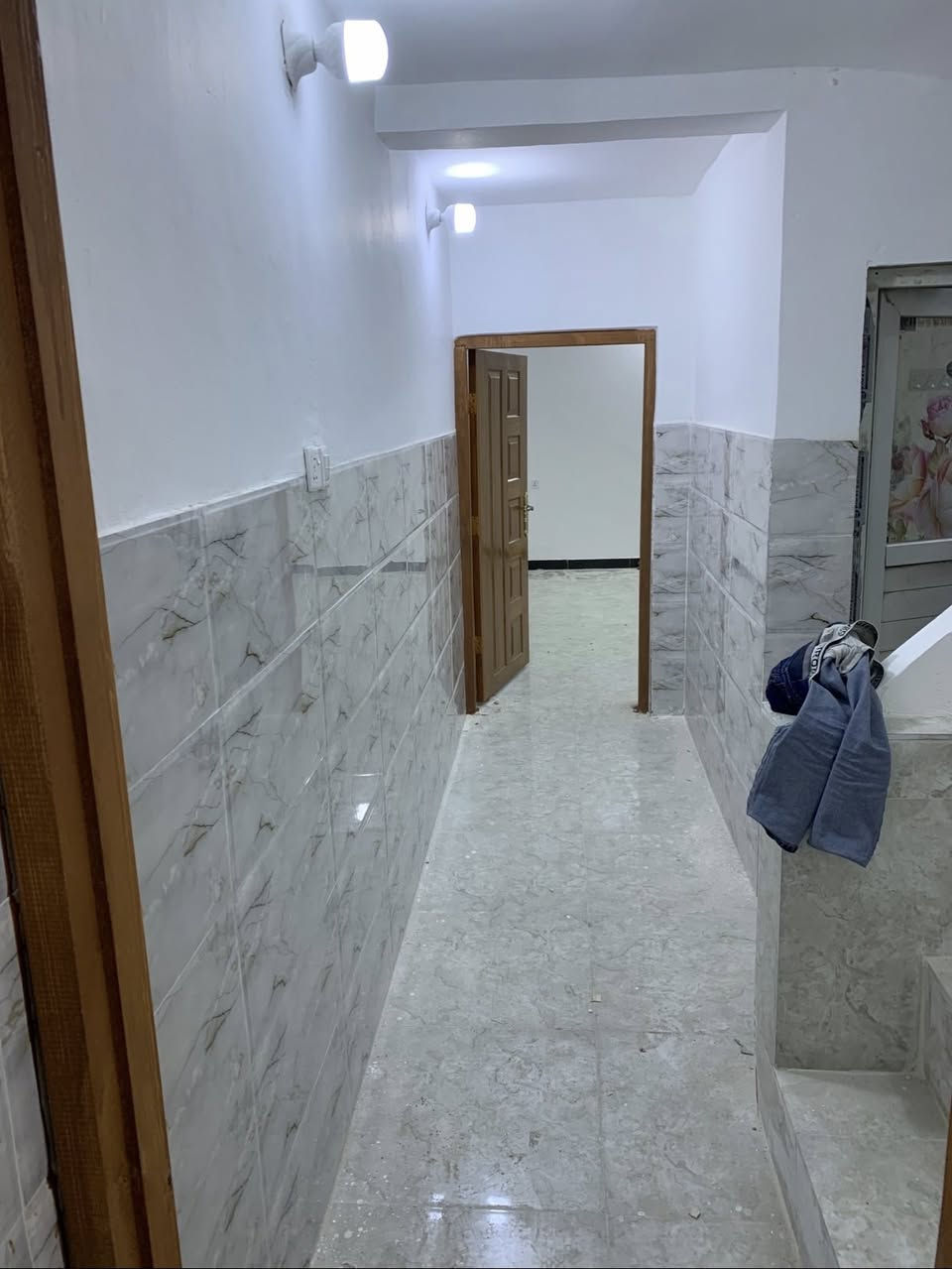 بيت للبيع المساحة 100 م ملك صرف الواجهه 5 والنزال 20 في الشرطة الخامسه قرب شارع المدارس يحتوي على كراج وصاله ومطبخ وخدمات وغرفتين نوم ترميم 2024 وحاليا مؤجر ب450 الف والسعر جدا مناسب 115 وبي مجال للتواصل مع صاحب الدار هاتف ***********
