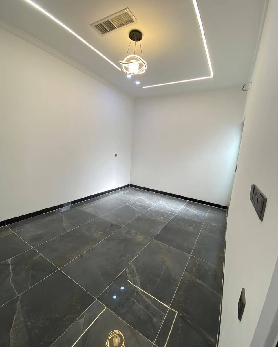 دار للبيع طابو ملك صرف المساحه 110 الواجهة 6.75بناء درجة اولى سقف مغربي  نظام تبريد مركزي بناء هندسي موقع مميز طريق بغداد خلف الجبهة التركمانيه الطابق الأول يحتوي على استقبال +مطبخ + مطبخ حار +غرفه نوم +صحيات
طابق الثاني يحتوي على (هول +غرفتين نوم +صحيات الاتصال على الرقم ***********
