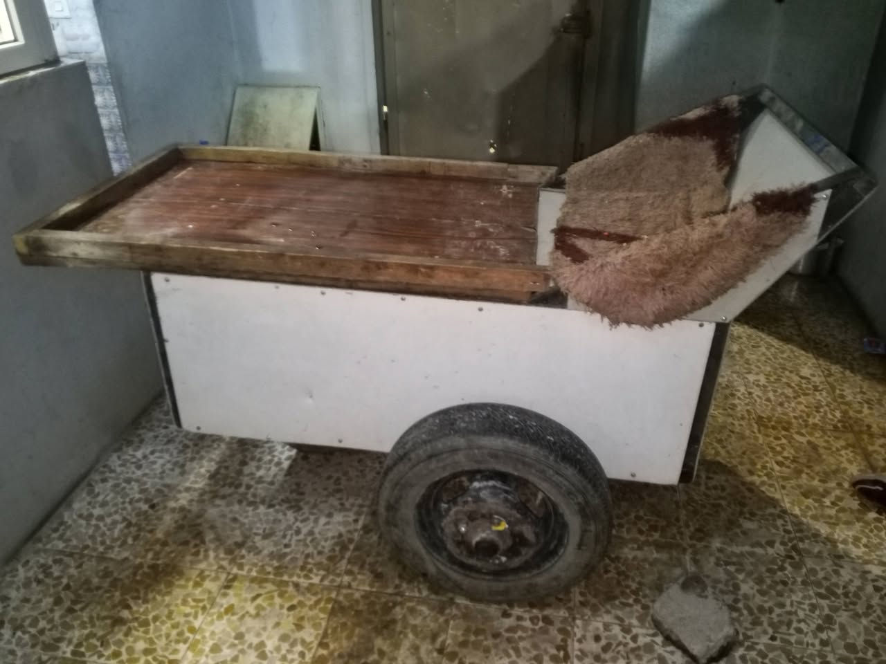 عربانه للبيع  شغل ثكيل تواير زوج  جدد مال كيا  حمل خلفي
السعر 175 ملكف بالنشر 
رقم صاحب العربانه
 بي واتساب ***********
