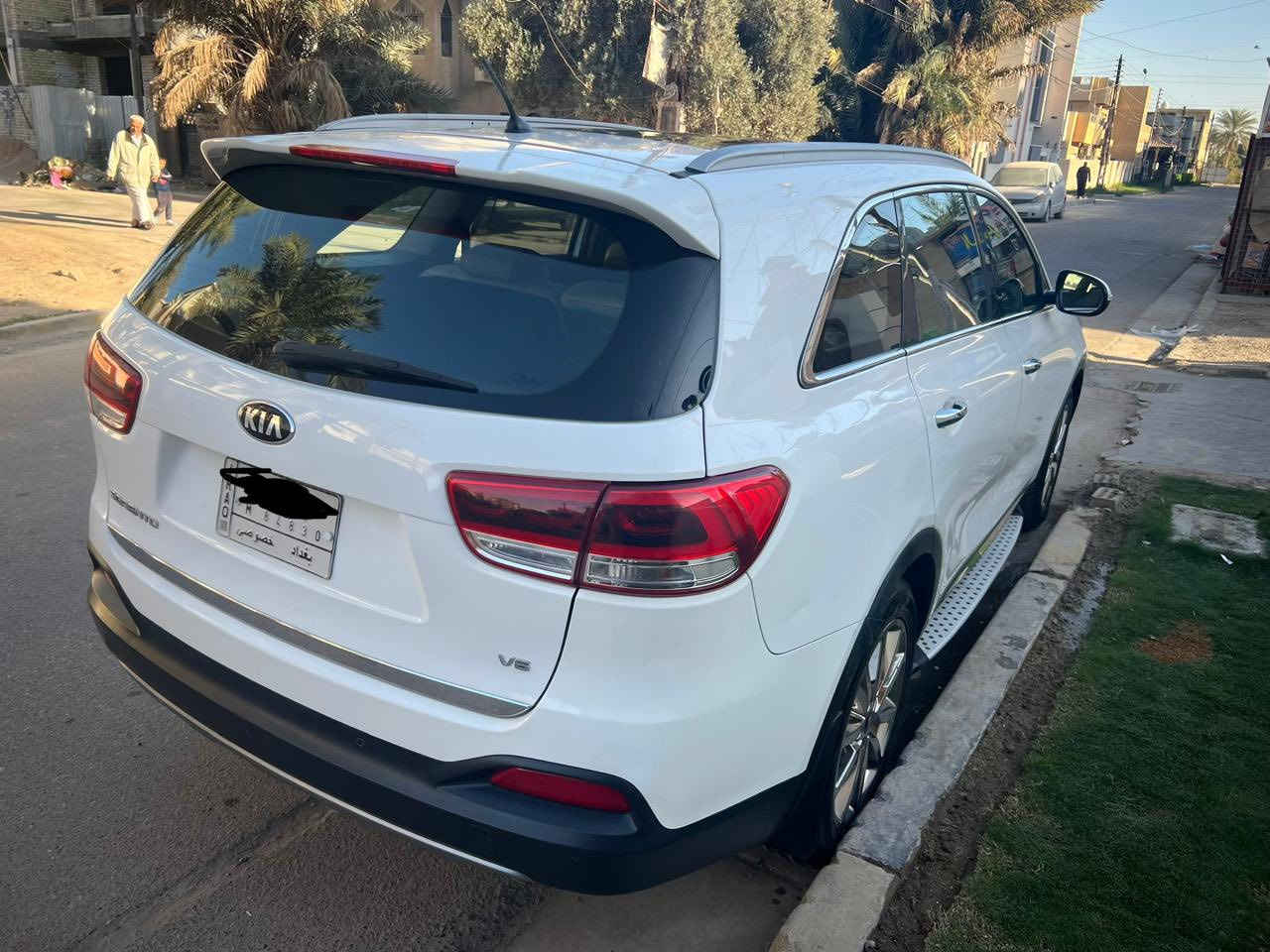 🔥 للبيع – كيا سورنتو 2017 فل مواصفات خليجي 🔥  

🚗 الموديل: كيا سورنتو 2017  
🌍 المواصفات: خليجي (وارد وكالة)  
⚙️ المحرك: 6 سلندر 3.3 لتر  
🚀 القوة: تقريباً 290 حصان  
🔄 القير: أوتوماتيك  
🛞 الدفع: رباعي (AWD)  
👨‍👩‍👧‍👦 عدد الركاب: 7 مقاعد  

✨ المواصفات:  
✔️ فتحة سقف بانوراما  
✔️ جلد فل + تبريد وتسخين مقاعد  
✔️ شاشة كبيرة + نافي + كاميرا خلفية  
✔️ حساسات أمامية وخلفية  
✔️ بصمة تشغيل + دخول ذكي  
✔️ نظام مثبت سرعة  
✔️ تحكم دركسون  
✔️ مكيف دبل + خلفي  
✔️ مرايات كهرباء + طي  
✔️ جنوط وكالة  

🛢️ نوع الوقود: بنزين  
⛽ صرفية جيدة بالنسبة للحجم  

📍 الموقع: (بغداد)  
📊 الممشى: (130.000)  
💰 السعر: (23.500) قابل للتفاوض  

📞 رقم الهاتف: (***********)  

🚨 السيارة نظيفة جداً/ كفاله عامه و سونار موجود
