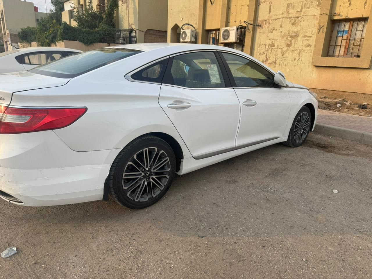 سلام عليكم 
أزيرا موديل 2013 وارد امريكي بيه فقط قطعه مبدله  فول مواصفات عده فتحه رقم بغداد رايده ب110 ورقه وبيه مجال 
للاستفسار الاتصال 
*********** 
***********
