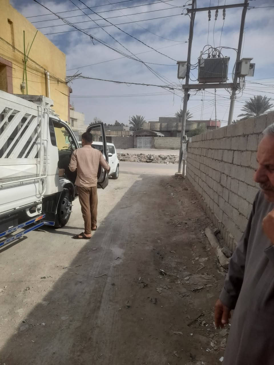 بيت ايجار ١٥٠م يحتوي على (٥)غرف نوم ستقول مطبخ وصاله بيت جديد مرمر درجه اولي البوبيات مقبل مكتب اليساري ثاني بيت عن الشارع العام يجار ٥٠٠ ألف كل شهر يجار مستعجل  ***********
