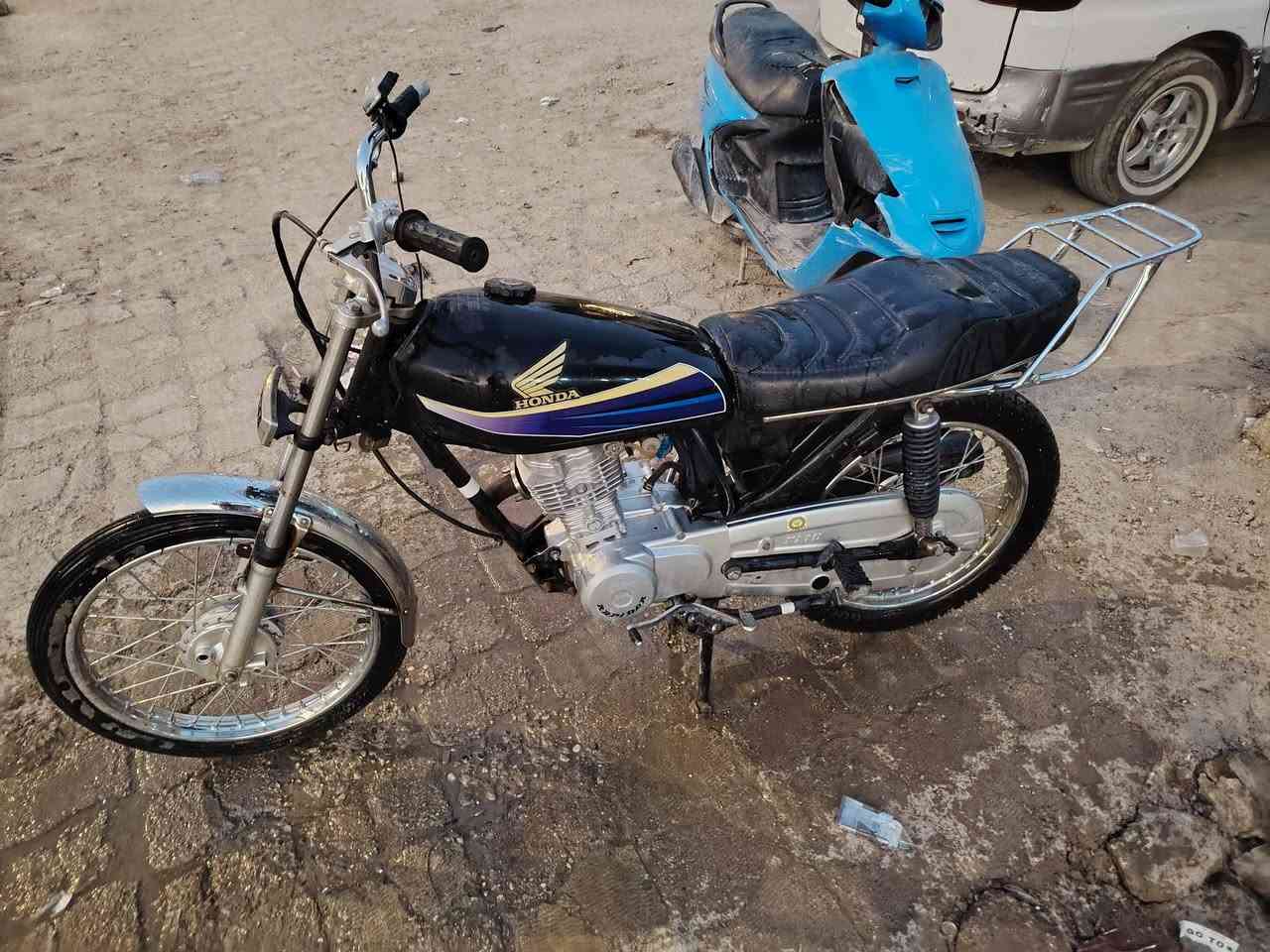 السلام عليكم
دراجه نامه للبيع 
موديل 24
دراجه أوراق أصولي
العنوان بابل قضاء القاسم 
700  وبيها مجال 
الرقم.. ***********

