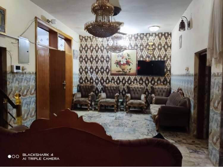 بيت 200متر تجاري على الشارع العام خدمات كاملة تبليط كهرباء ماء مدارس حكومية خدمات نقل خط عبرية يتكون من طابقين 4غرف نوم 3حمامات مطبخ صالة استقبال 2محلات تجاريات منصوب عليه برج انترنيت درج خارجي للمحلات بناء درجه اولى طابوك جمهوري السقف كونكريت مسلح الارضية مطبك مرمر الجدار 120سيراميك المطبخ للسكف سيراميك البيت يباع مع الاثاث. للاستفسار اكثر ‭0781 818 5802‬ كربلاء, العراق
