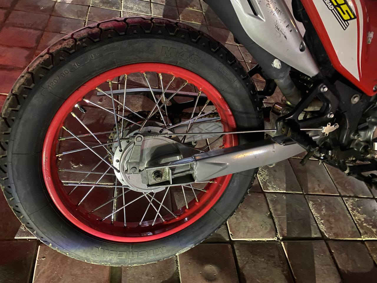 قفاز لونسين جديد ما صارلي فتره من منزلها نظيفه ما بيها اي نقص شوفه عينك وحته تايرات ياباني بدلت الها
مكان بغداد 
***********
