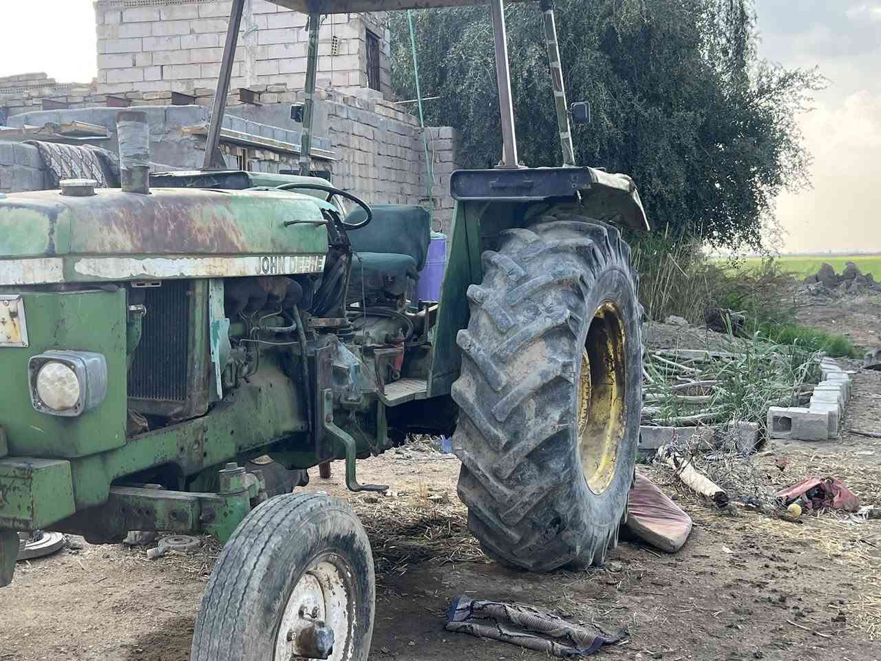 جوندير موديل ٨٢ بدون المكينه كير واكسل شرط بس المحرك بي بخار بدون تنقيص المكينه حلوه بس المحرك رفع شغال باور شغال مكان نجف ناحية القادسيه للاتصال الرقم ***********
