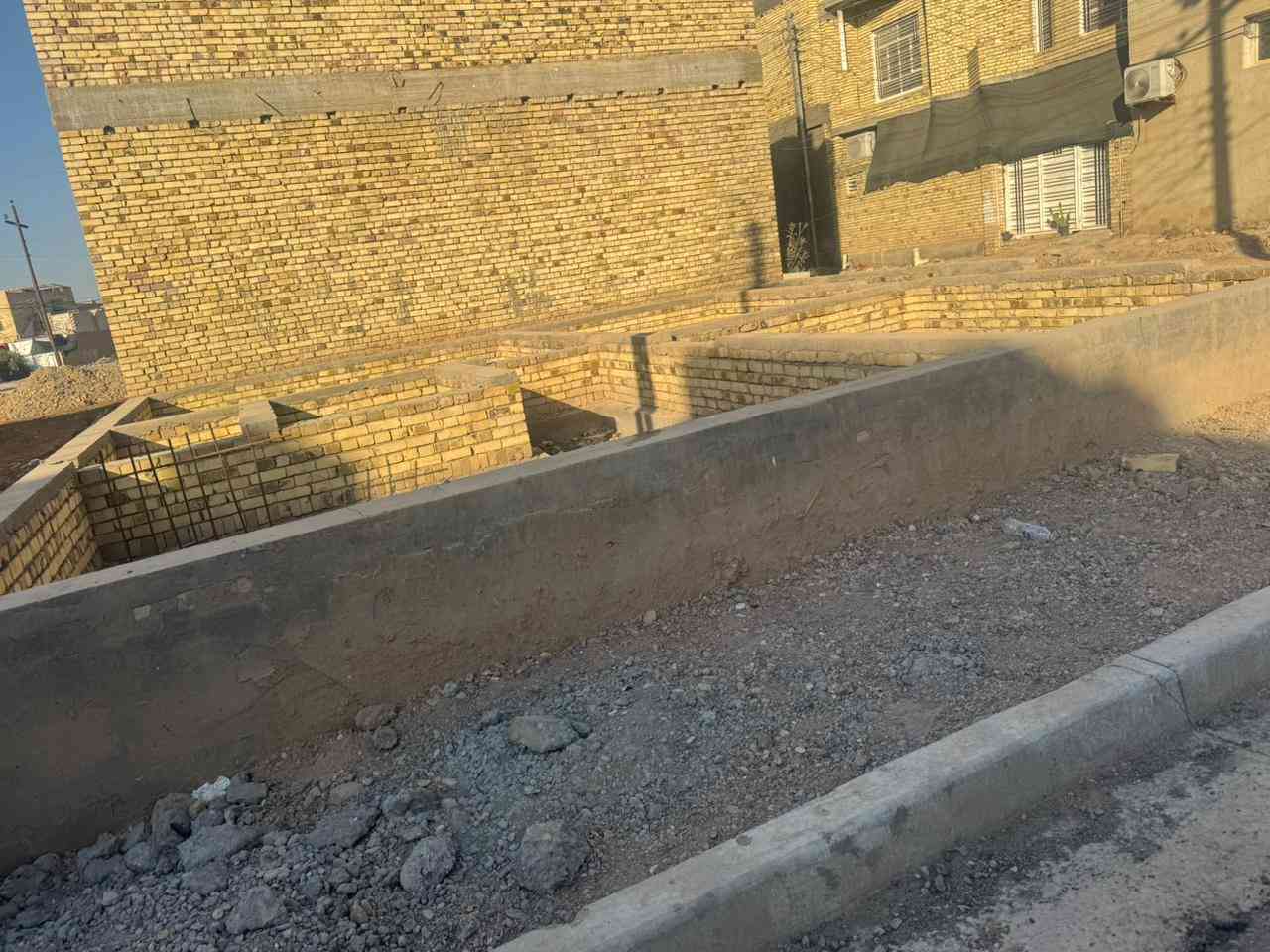 السلام عليكم بتلو ركن مربع للبيع المساحه 100
العنوان دور النفط حي لاساتذه رقم القطعه 485
الاتصال على رقم ***********
