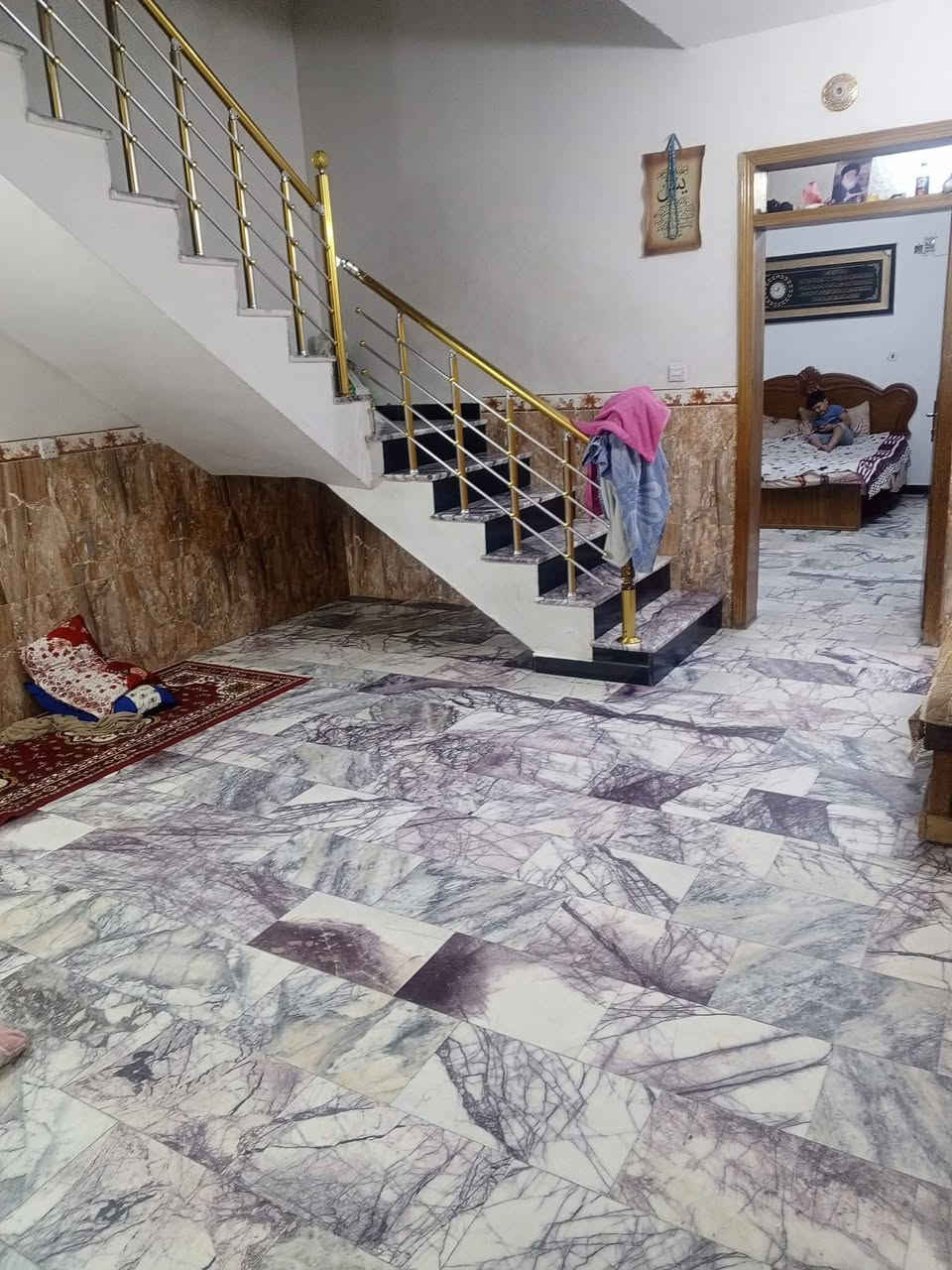 دار للبيع مساحه 150 الواجه6 النزال25
كراج واستقبال مطبخ وصاله وغرفه نوم وخدمات 
الطابق الثاني 3 غرف وخدمات مع بيتونه المشتل شارع الزيدي قرب افران الشمس شارع عريض تجاري
السعر 460 مليون
 الاستفسار اتصال على الرقم***********
