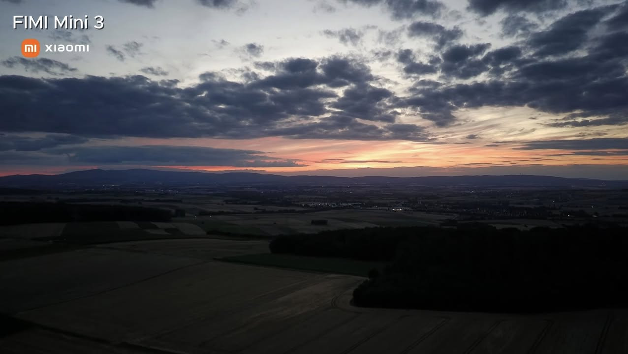 سلام عليكم
Drone Fimi Mini 3 شاومي غنيه عن التعريف 
2 بطارية 
كل بطارية تنطي 30 دقيقه

دقة الفيديو: تصوير احترافي 4K بمعدل 60 إطاراً في الثانية (سلاسة فائقة).

المستشعر: مستشعر Sony 1/2 inch بدقة 48 ميجابكسل لأدق التفاصيل.

تصوير ليلي: معزز بشريحة ذكاء اصطناعي (AI) لأداء مذهل في الإضاءة المنخفضة.

تتبع ذكي للأشخاص والأجسام (Smart Tracking).
• أنظمة عودة تلقائية للمنزل عند ضعف البطارية أو فقدان الإشارة.
• شحن سريع USB-C (27W) مباشرة للبطارية (تشحنها بشاحن هاتفك).
سعر 375
مكاني كركوك 
*********** 
الدرون مستعمل مره وحده للفحص
