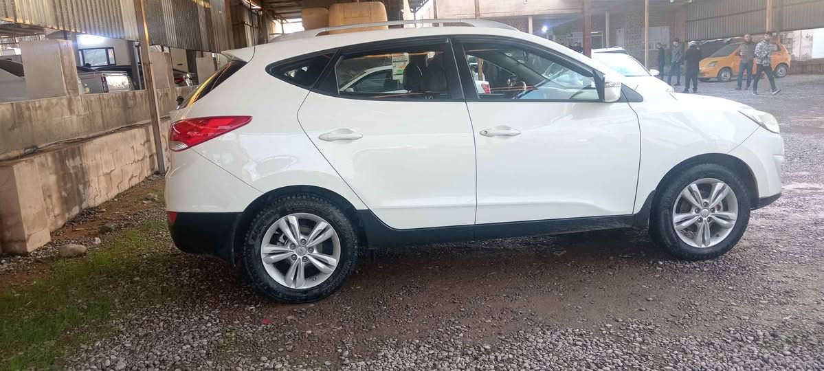 سلام عليكم
هونداي توكسون 
موديل 2011
ابيض ثلجي
ما مسجل عل كابون 
كير اتوماتيك و عادي
داخل قيسي
شاشة ايباد
كاميرا
تحكم ستيرن
كير و محرك بشرط
بدون صوت بخار 
سيارة بدون ضربة بدون حادث بدون صبغ كلها وضع الشركة 
تبرید صدر كهربایات كل بشرط
سیارة حلو جاهزة مكفولة
رقم اربيل 
شرط التحويل و الوكاله 

سعر.     145. ورقه مجال
مكان السياره.    اربيل    خبات
***********.      كورك واتساب
 ***********.      اسيا الحمدانية, نينوى
