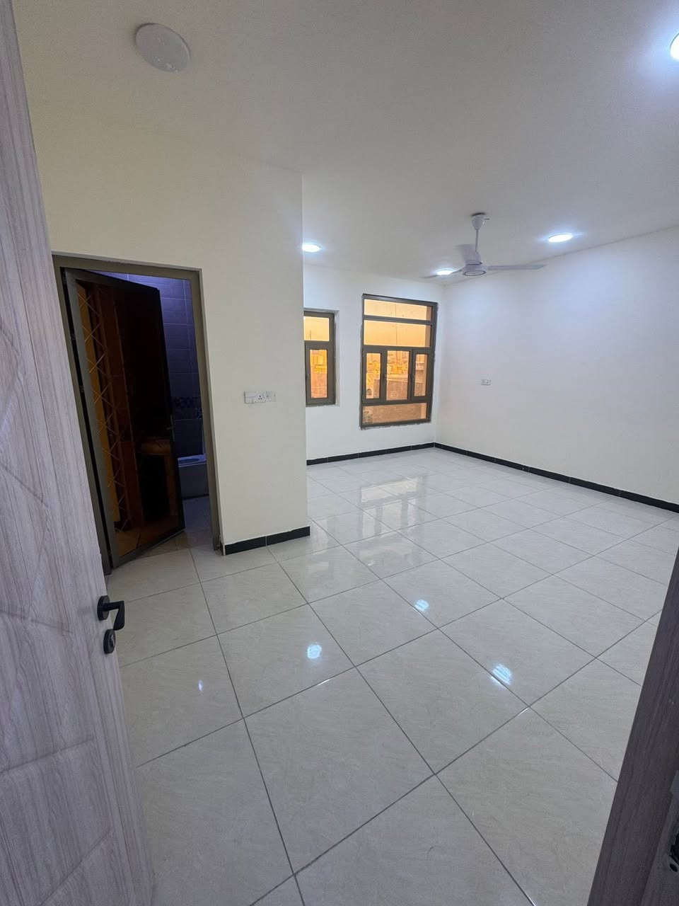 💎 للإيجار في السيدية 💎
📢 منشور رقم: ((586))
للإيجار في السيدية
مشتمل طابق اول 
مساحة ٨٠ متر 

تتكون من:
• غرفتين نوم
• صالة
• مطبخ
• خدمات عدد 2
💰 بدل الإيجار: ٧٠٠ ألف 
موقع السيدية مربع الـ٤٠٠ 

📞 للاستفسار أكثر لاتصال عبر

 الرقم التالي ***********
