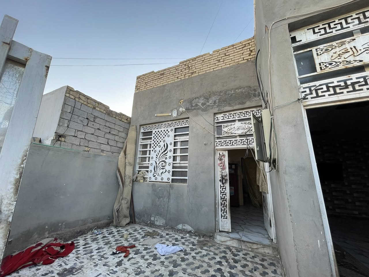بسعر مناسب جداً  بلاش البلاش
🏠 بيت جاهز للبيع – الديوانية / على طريق السنية عمود 706
📐 المساحة: 160  متر
▪️ الواجهة 9 متر × النزال 17 متر
✅ التفاصيل:
▫️ سند 25 زراعي بعقد أصولي جاهز
▫️ البيت يتكون من غرفتين ومطبخ وصالة واستقبال
 ومجمع صحيات وطارمة 
▫️ مداور ثاني يوم 
▫️ خدمات كامله تبليط بالباب 
▫️ يبعد  100 متر فقط عن الشارع العام ديوانية حله مقابيل اسواق حياوي
💰 السعر 41  مليون وبي مجال 
📞 للاستفسار:
خاص أو الاتصال على الرقم ***********
