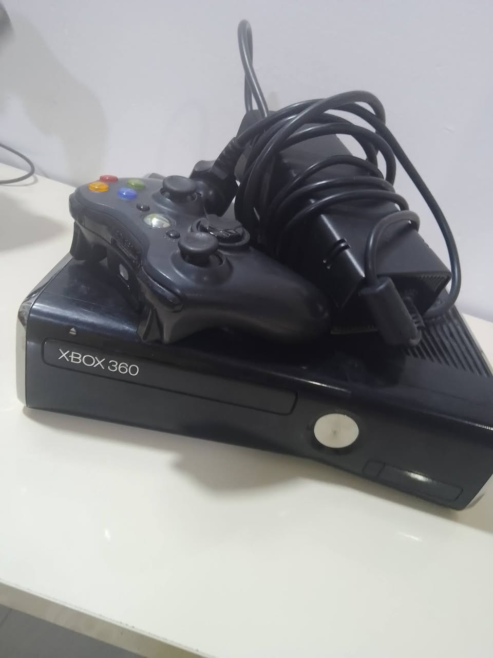 السلام عليكم و رحمة الله وبركاته
عندي اكس بوكس 360لون اسود نضيف 100٪ لوك ستيكر و معه هارد و 198لعبة و 2 جوستك واحد اصلي و الثاني تجاري
 و السعر 115 و بي مجال للاستفسار التواصل
على
***********
***********
و اراوس ببلي 4
