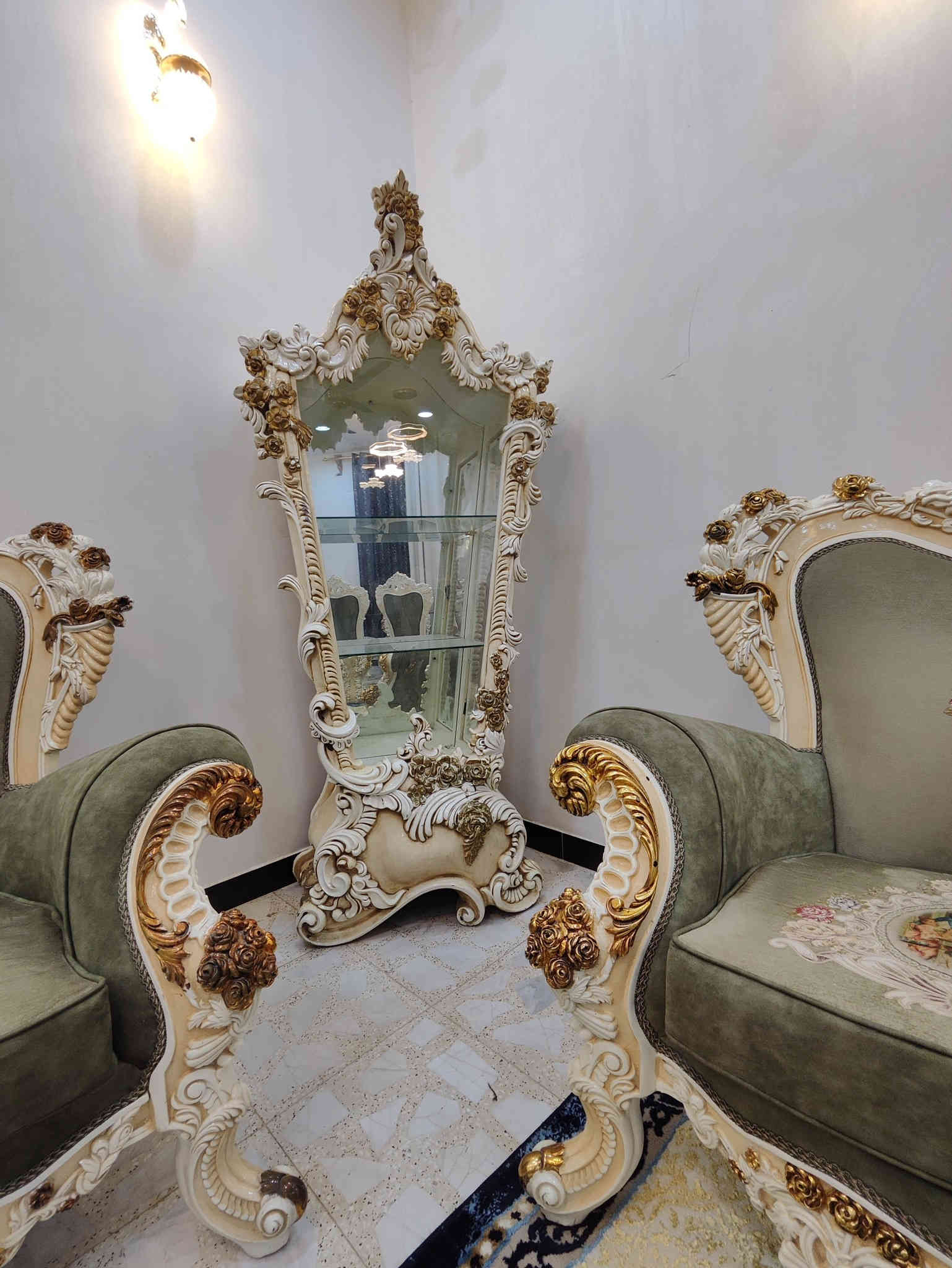 السلام عليكم صالة متكونة من تخم عشر مقاعد +ميز طعام ثمن كراسي + فاترينة
طبلة كبير مع ثنين جانبيات  
تواصل على رقم ***********تصال او واتساب
العنوان بغداد
