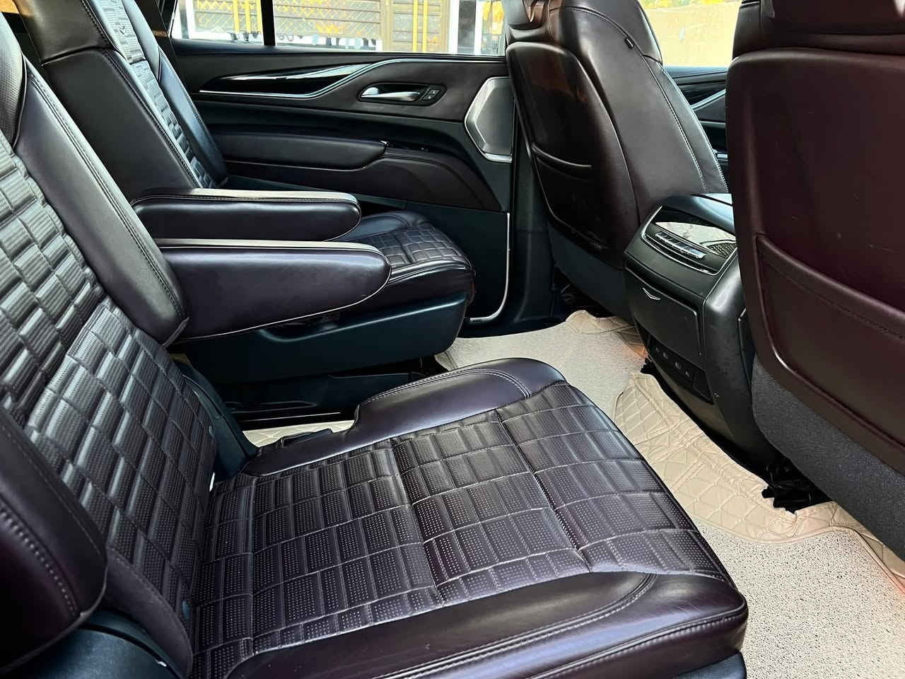 كاديلاك اسكاليد اسبيرسو موديل 2022 خليجي وكالة المنصور
كفالة عامة من تبديل من صبغ وتبديل وبارد وشخط ورصعه 
عداد المسافة :40 الف كيلو

المواصفات :
مساج
٣٦سماعه
ابواب شفط 
نقطة عمياء 
مري اوتو دم 
صندوق شفط 
جكات 
نظام دفع رابع و خلفي 
شاشه كبيرة 
كامرة 4k
دمام صندوق
تشغيل عن بعد 
كاميرات 6
فورويل
كشن رجاج ‎ 
دوسات كهرباء
داتا شو 
بانوراما 
داخل جوزي المرغوب 
جنطة ذكية جلاق 
رادار جانبي و امامي 
رادار تحديد مسار 
مسنات خلفية تدفئة 
كشن Vib منفصل 
مري شفط 
اشاير بلمري 
ويل 22
ذاكر ميموري خزن 
مسنات جلد 
إنارة محيطية 
لدات 
اشاير ترحيب 
حزام ذكي 
كاميرا وسطية 
هاند بريك دكمة 
نظام سحب القطر 
مايك بجميع المقاعد 
نظام تجاوب مع السائق 
حاملات اكواب 
ثلاجة وسطية
السيارة معروضه 725$وبيها مجال بسيط الشراي يتصل وعيوني اله
***********
