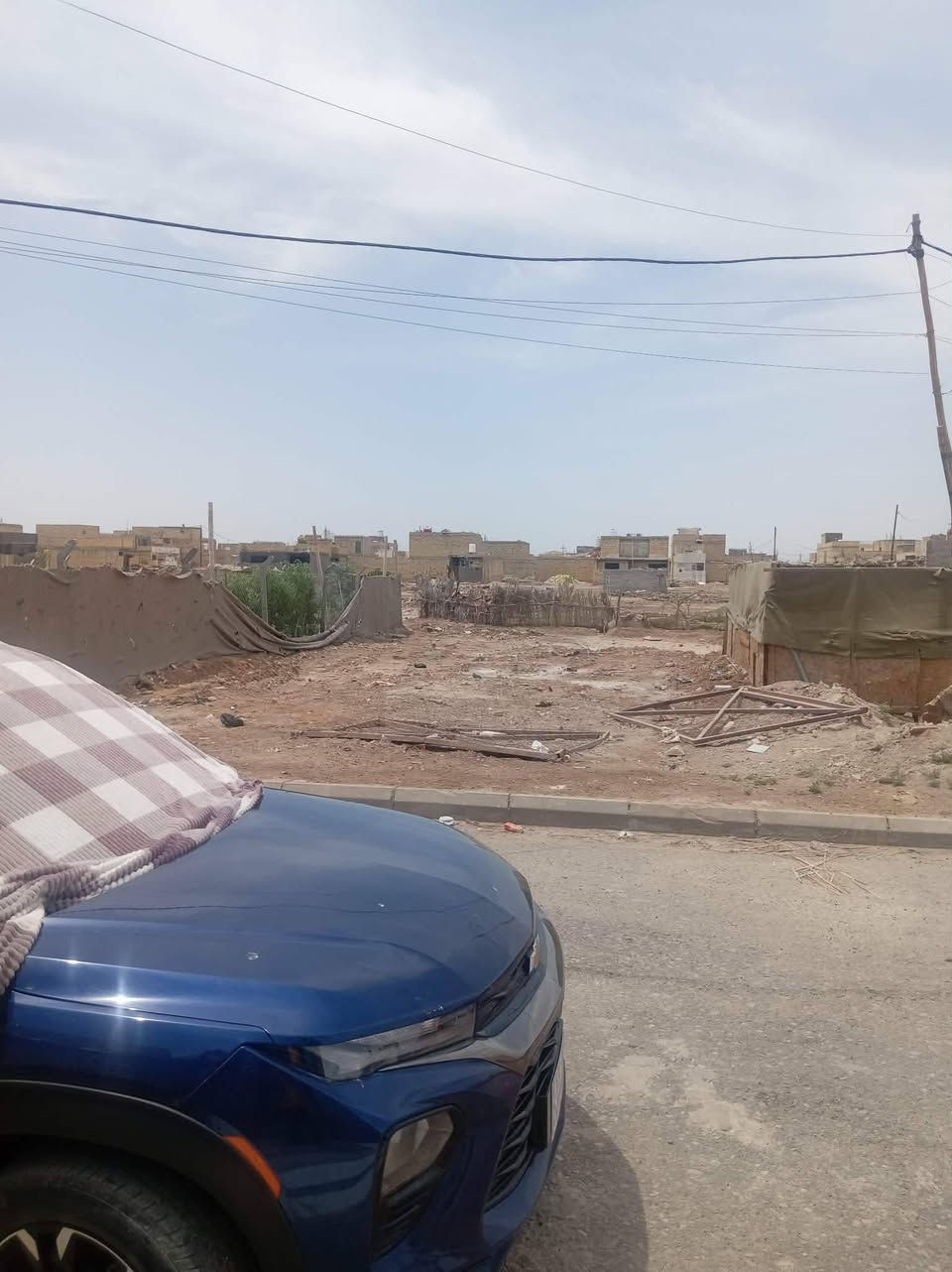 السلام عليكم 
 دار للبيع حي الغدير الثانيه مساحه ٢٠٠ طابق واحد بناء درجه اولى استقبال وصاله وغرفتين نوم وحديقه داخليه ومطبخ حار وبارد مقابيل البيت ساحه البيت صب مسلح
الاستفسار اتصل ع الرقم او مراسله الصفحه ***********
