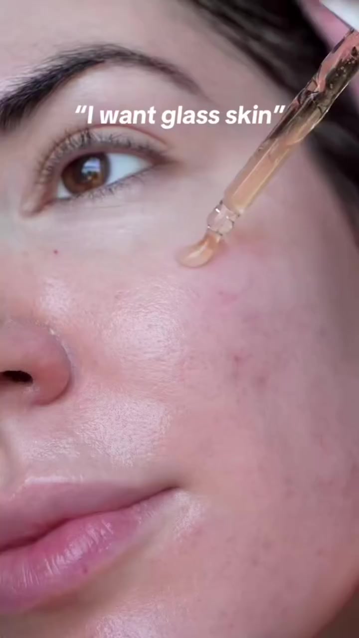 ✨سيروم ريفايف (Revive Serum) من ماركة "بيوتي أوف جوسون" (Beauty of Joseon)،  منتج كوري يجمع بين الطب التقليدي (الهانبانغ) والتركيبات الحديثة.
✅المكونات الأساسية وفوائدها:-
✔️مياه جذور الجينسنغ (63%): تعمل كمضاد قوي للأكسدة، وترطب البشرة بعمق، كما تساعد في تحسين مرونة الجلد وتقليل ظهور الخطوط الدقيقة.
✔️مخاط الحلزون (3%): يساعد في ترميم البشرة التالفة، وعلاج الندبات، وتعزيز نضارة البشرة ومرونتها.
✔️النياسيناميد والأدينوزين: يعملان معاً على توحيد لون البشرة، وتفتيح التصبغات، وتقليل التجاعيد. 
✔️ مناسب لجميع أنواع البشرة، بما في ذلك البشرة الحساسة.
✔️ مثالي للبشرة الباهتة، المجهدة، التي تعاني من فقدان المرونة، أو التصبغات، أو آثار الحبوب.

#الاصلي المنشأ كوريا 🇰🇷💯
السعر 15 الاف
🚘يوجد خدمة توصيل لجميع محافظات العراق ٤ الاف 🚘


**إذا كنت صاحب هذا الإعلان وتريد حذفه لأي سبب، رجاءا أرسل رسالة إلى الدعم الفني**