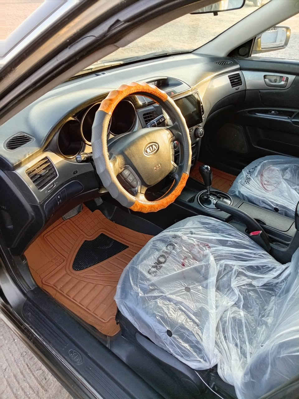 سلام عليكم سياره كيه اوبتيما لوتز2009 رقم قاسيه انكليزي بسمي سياره كفاله من ضربه وصبغ بيه جراد بلقماره ولبنيد مكينه 2000 دوش عنوان سياره بصره رقم الهاتف *********** السعر 98بيه مجال قليل
