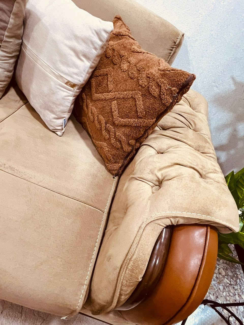 تخم تركي مودرن ١٠مقعد سرير ومخزن قماش وتر بروف ضد الاتربة والمي استخدام قليل أخو الجديد السعر ٦٥٠ الاستفسار الاتصال على الرقم ***********
