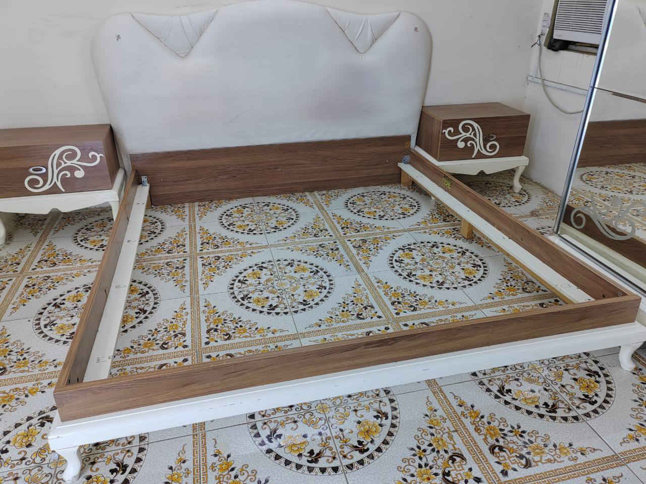 غرفه تركيا 7 قطع مع عارضه للبيع العنوان بغداد السعر 850 الف للتواصل *********** واتساب فقط
