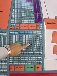 يتوفرقطعتين المساحه لكل قطعه ٣٠٠ للتصار ٠٧٩٠٢٦٨٦٢٠٥ و٠٧٧١٤٢٦٩٢٩٩
