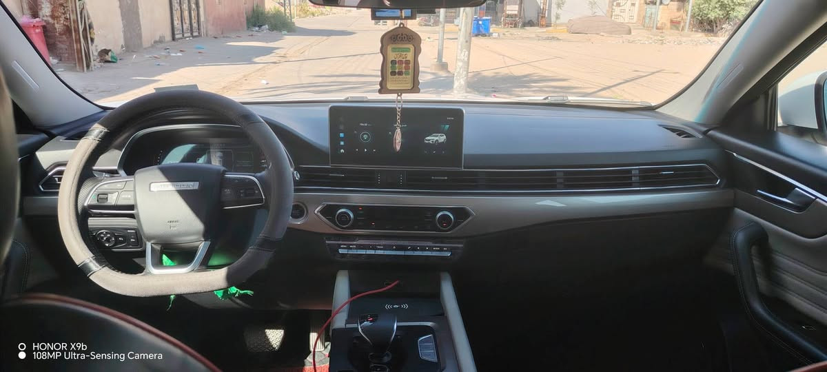 ⁨ جيتور X70 1.5L Luxury
‎الموديل: 2026 (خليجي)
‎العداد: 13000 كيلو متر
‎المحرك: 4 أسطوانات L1.5تيربو 156 حصان حقن م
‎ناقل الحركة: اوتوماتيكي دبل كلاتش من 6 سرعات
‎استهلاك الوقود: 7.8 لتر لكل 100 كم
‎الضمان الأساسي: 5 سنوات او 150,000 كم 
‎ضمان المحرك: 10 سنوات او 1،000،000 كم (أيهما اولا 

‎المواصفات 
‎* إطارات قياس 20 إنچ
‎* فتحة سقف بانوراما 
‎* الصندوق الكهربائي 
‎* مثبت سرعة 
‎* كاميرات 360 للرؤية المحيطية
‎*حساسات امامية وخلفية
‎ * شاشة عرض ترفيهية قياس 12.3 انج 
‎*شاشة عرض معلومات القيادة قياس 10.2 انج
‎*نظام صوتي من 8سماعات عالية الجودة
‎* نظام أبل كاربلاي وأندرويد أوتو لاسلكي
‎* شاحن هاتف لاسلكي سريع
‎*مقصورة الركاب من الجلد الفاخر 
‎*مقعد السائق كهربائي
‎*عدد صفوف المقاعد 3 (7 ركاب) 
‎*مصابيح أمامية و خلفية أوتوماتيكية ليد LED مع مصابيح نهارية
‎* المرايا الخارجية كهربائية و مدفئة مع خاصية التعتيم التلقائي
‎*ماسحات الزجاج الأمامي مع حساس للمطر
‎* دخول ذكي (بصمة) 
‎* خاصية إغلاق النوافذ وفتحة السقف عن بعد
‎*فلتر تنقية الهواء (N95)
‎*مسند الذراع الوسطي مع ثلاجة
‎ *انماط قيادة متعددة 
‎* وسائد هوائية امامية وجانبية
‎*نظام الفرامل اليديوية الأوتوماتيكي (Autohold)
‎*نظام التحكم بنزول المنحدرات
‎* نظام المساعدة لصعود المرتفعات
‎*نظام مراقية ضغط الاطارات
‎*نظام المكابح المانعة للانغلاق ABS
‎*نظام التحكم بالثبات ESC

السعر المطلوب: 165ورقه
والسعر قابل للتفاوض بالمعقول بعد المعاينة.
للاستفسار والمشاهدة يرجى التواصل على الخاص أو الاتصال***********
مكاني في كربلاء
