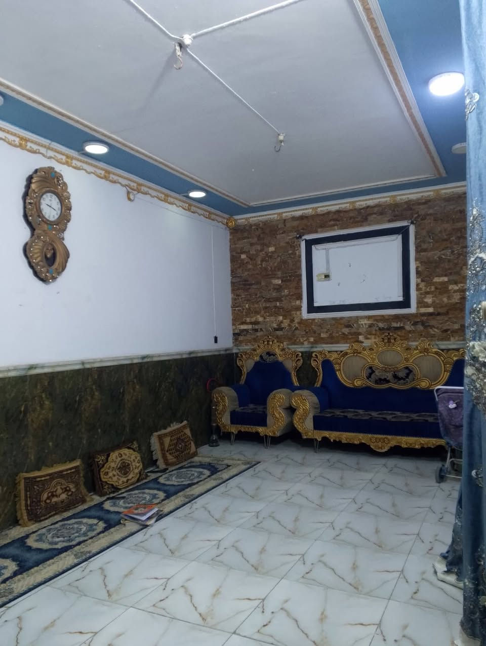 دار للبيع في حي الوفاء المساحة 200 متر قرب محطة وقود الوفاء بي 4 غرف نوم استقبال مطبخ تخاريج كراج سيارة بناء اعگادة نظيف جدا قرب اعدادية نور الحسين ومدرسة ابتدائية ارض الانبياء ومتوسطة النفس الزكية للاستفسار الاتصال على الرقم ***********
