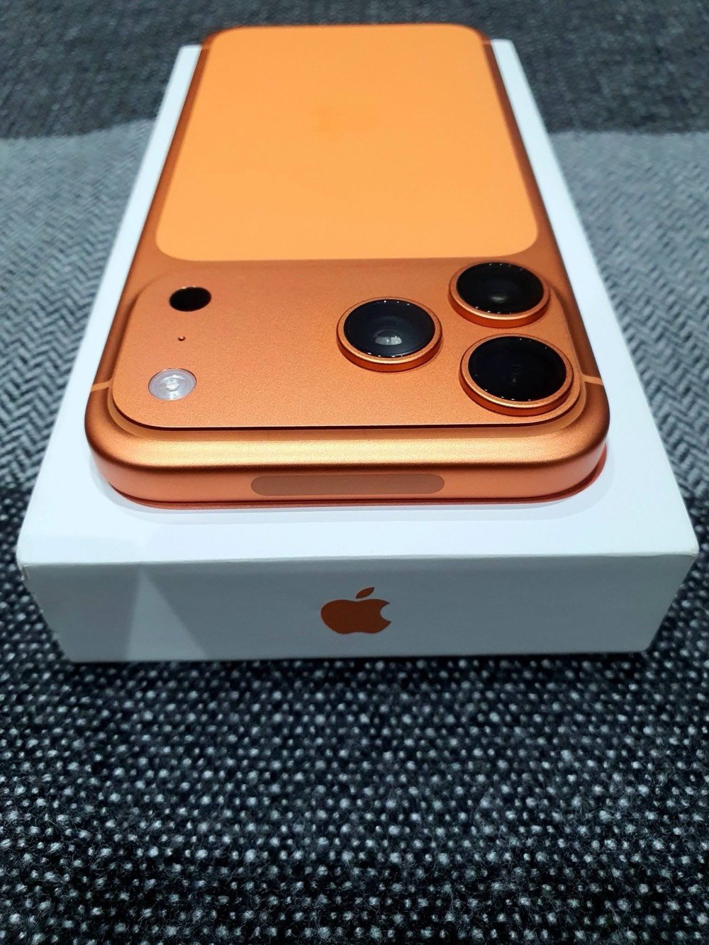 17 برو ماكس برتقالي ذاكره 256 سيم كارت ZA 
بطاريه 100 نظافة 100 ملحقاته كامله وجديد
عدد دورات شحن فقط 41 مره لاصق شاشه وحافظه 
تحديث اخر اصدار سعر 2075 الف 🔐 
مكاني سيديه *********** واتساب