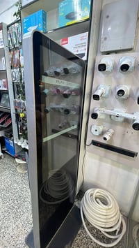 شاشه اعلانات للبيع قيم واخذ الجديد ما يقل عن 700 دولار اني ابيع اقل به...