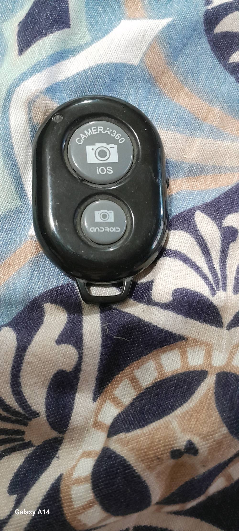 هذا ستاند حلقي ضوئي يحتوي على حامل ثلاثي القوائم قابل للتعديل مع ريموت للتحكم اللاسلكي. مثالي لتصوير الفيديوهات والأعمال الاحترافية مثل الماكياج والبث المباشر. الستاند مصنوع من مواد متينة ويقدم إضاءة متساوية لتجنب الظلال.