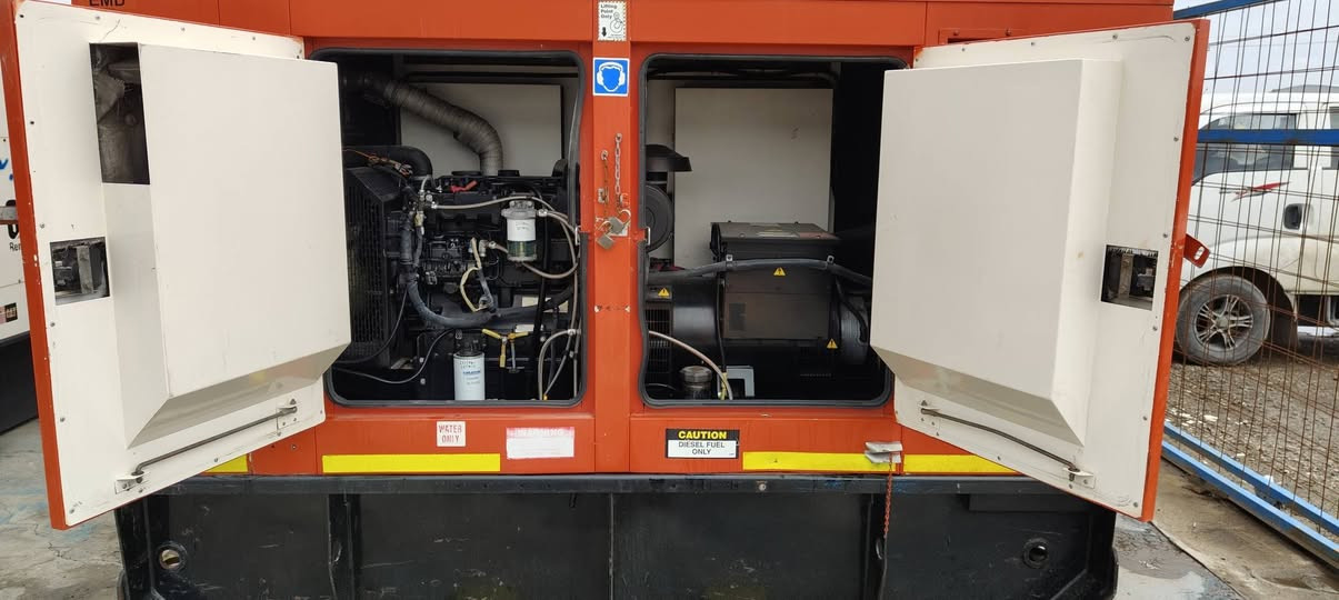 السلام عليكم 
بيركنز انكليزي اصلي 
4 اسلندر 
 60 كيفي
كاتم 90/100
منضومة حماية كامله 
ساعات العمل 380 ساعه اصل 
بحالة الوكاله
وارد استرالي 
الاستفسار الاتصال 
***********
***********
