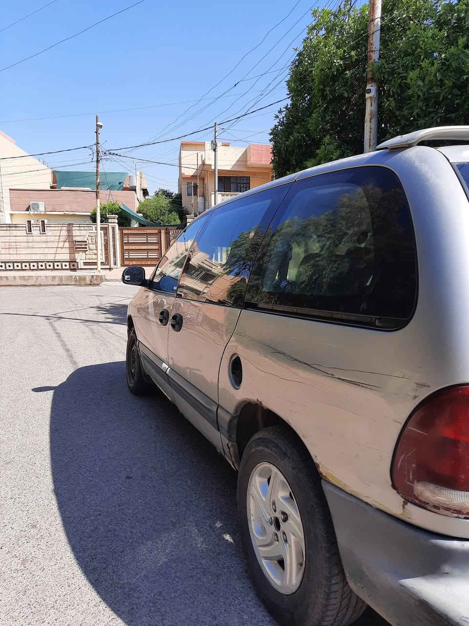 السلام عليكم دوج كرفان موديل 1996 كير و محرك مال 2007 و عقل و ضفيرة ايضاً مري كهرب قفل ابواب مركزي من خلال باب السائق دكمة تدفئة نار و التبريد ما اعرف شبي المكان الموصل الايسر السيارةبأسم صاحبها الشرعي  السعر 60 و بيها مجال للاستفسار ***********
