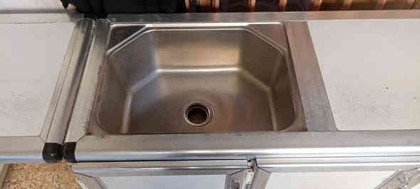 السلام عليكم كاونتر للبيع نضيف استعمال قليل 5 قطع ومفرغه هواي السعر 350 وبين مجال العنوان حله الاسكان للستفسار ***********
