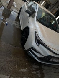كورلا هايبرد 2025 فئة ابلاك ادشن ماشية 5 الاف زيرو لون ابيض صدفي فول 1...