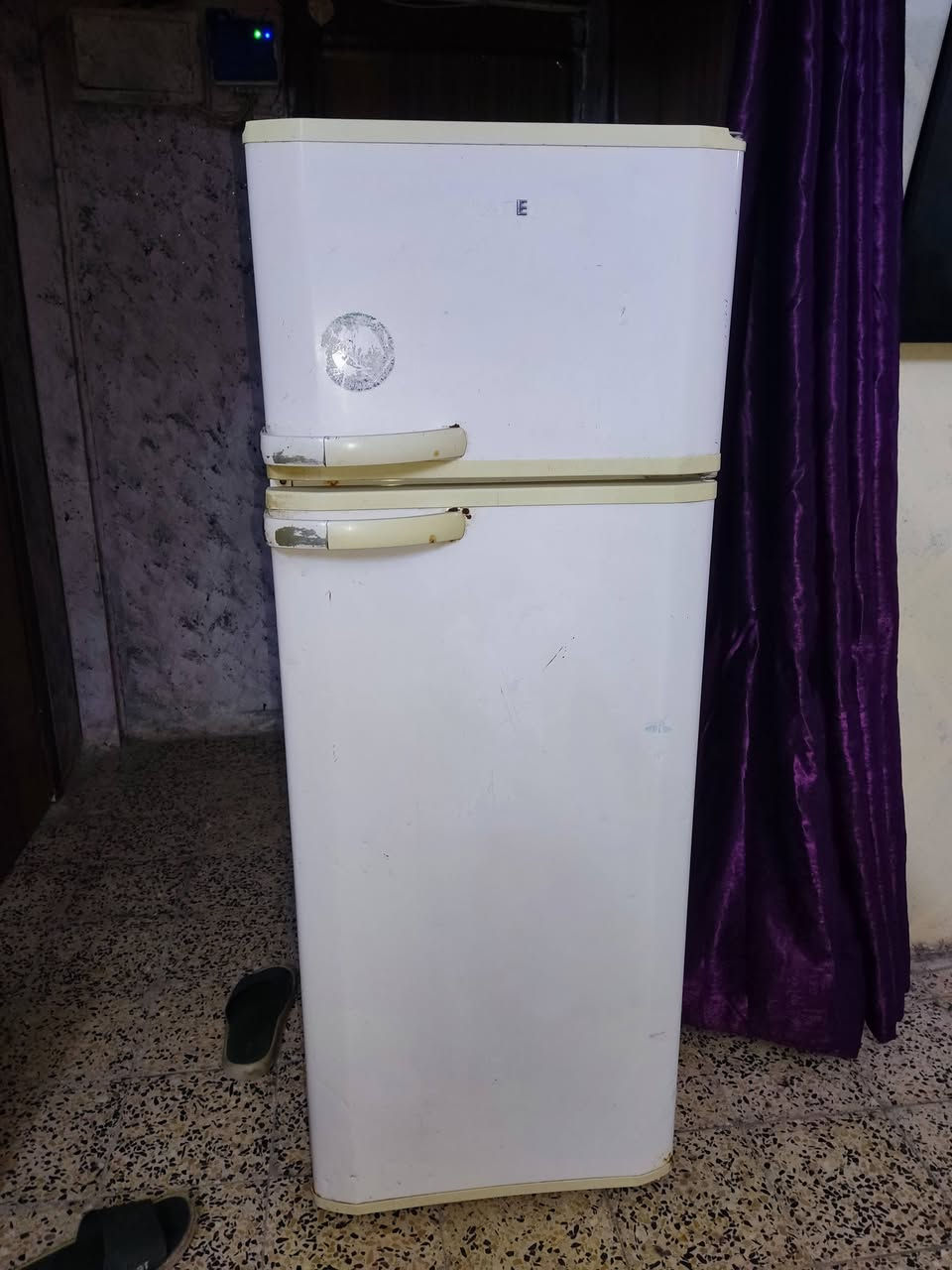 ثلاجه نضيفه للبيع
مكانهه مجمع المصطفى 
السعر 60 بيهه مجال قليل 
هاتف *********** بي واتساب
