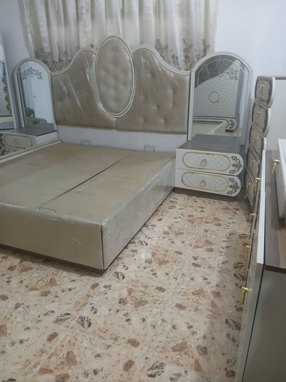 غرفة تركية للبيع تكمة ثقلية استعمال شهر مابيها شدخ الاتصال ***********
مليون ونص
