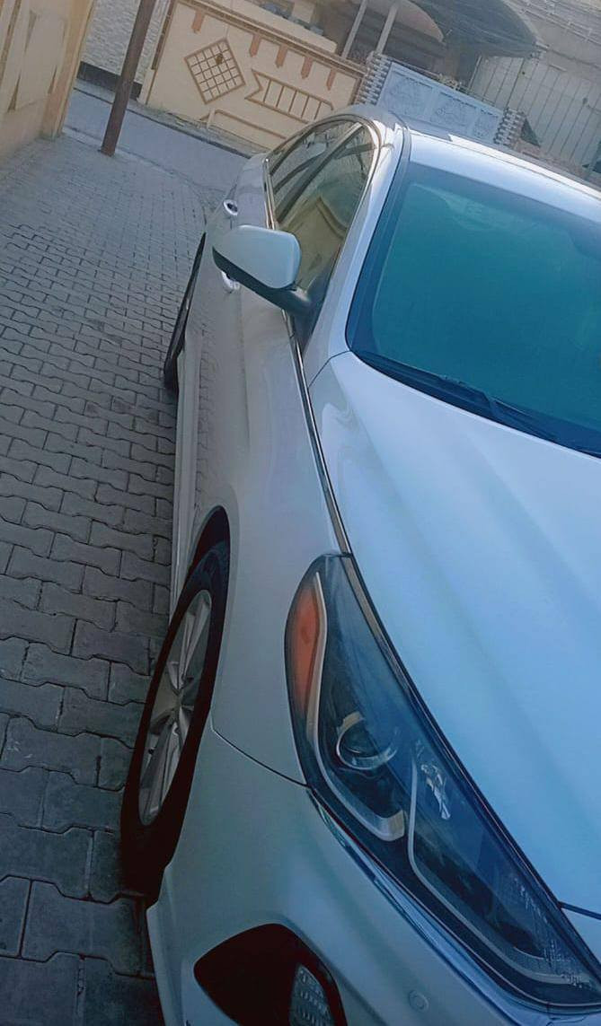 السلام عليكم ورحمة الله وبركاته. 
إذا تدور سيارة تجمع بين الفخامة، الراحة، والاعتمادية… هاي فرصتك 

للبيع سوناته 2018 وارد امريكي. مواصفات se. لون ابيض لؤلؤي

سيارة نظيفة جداً، استخدام شخصي ومحافظ عليها بشكل واضح
 السيارة مكفولة كفالة عامة على وضع الشركه — تمشي وانت مرتاح البال

محرك 4 سلندر سعة 2.4 لتر
يولد قوة تقريباً 185 حصان 
كير أوتوماتيك 6 سرعات (ناعم وسلس بالتبديل)
نظام دفع أمامي (FWD)
صرفية بنزين اقتصادية ومناسبة للمشاوير اليومية والسفر 
داخل بيجي 
شاشة عرض وسطية حديثة
نظام صوتي + بلوتوث + USB + AUX 🎶
تحكم كامل من المقود
مثبت سرعة للراحة بالطرق الطويلة
تكييف قوي وبارد جداً على وضع الشركه
داخلية نظيفة جداً ومرتبة

وسائد هوائية متعددة
نظام ABS (مانع انغلاق الفرامل)
نظام الثبات الإلكتروني (ESP)
حساسات 

لون أبيض لؤلؤي 
شكل حديث وانسيابي
سيارة مريحة جداً بالقيادة والسفر
وضعها ممتاز وما تحتاج أي صرف
رقم السياره بابل ورقم مميز 

مكان السياره النجف الاشرف / كوفه /

*********** / واتساب
