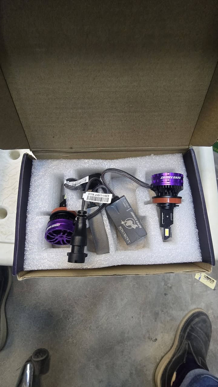 الموديل: P7-PL-60K-H11.
نوع القاعدة (المقبس): H11، وهو متوافق مع مجموعة واسعة من السيارات التي تستخدم هذا المقاس في المصابيح الأمامية أو مصابيح الضباب.
درجة حرارة اللون: 6000K، مما يعطي إضاءة باللون الأبيض الثلجي (Cold White).
القدرة: يتميز هذا الإصدار بقدرة تصل إلى 140 واط، مما يجعله مصباحاً عالي السطوع والتدفق الضوئي.
المميزات: يحتوي على نظام تبريد مزدوج (Double cooling) لضمان تبديد الحرارة بشكل فعال والحفاظ على عمر المصباح. 
يُعرف هذا النوع من المصابيح بأنه يوفر إضاءة قوية جداً مقارنة بالمصابيح التقليدية، ويُستخدم غالباً كترقية لنظام الإضاءة الأصلي في السيارة لتحسين الرؤية الليلية.  

البيت الانكليزي للبضائع الاوربية 
العنوان / بابل .. الحلة .. نادر الثانية الشارع الخدمي كراغول مقابل مجمع المدارس 
يوميا بث الساعة السابعة مساءا انتظرونا بضائع منوعة وجوائز 
واتساب ***********
            ***********
https://www.tiktok.com/@ukhomeiraq?_r=1&_t=ZS-93RdXoWpEKF
