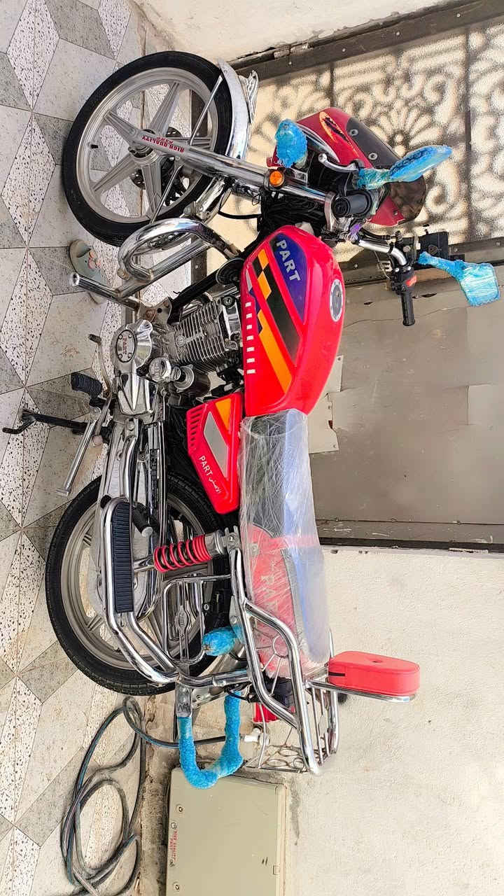 بارت نفخ الأصلي ابو الختم موديل 2023 طالعة بسنة 2025 شهر 6 جديده كارتون شوفت عينكم  من الزلغ بصمات تشغيل جهاز انذار دراجة كاملة اوراق اصلية كاملة بأسمي من الوكيل شرط بوجهك للترقيم مكاني بشطرة الشراي بخدمته
***********
