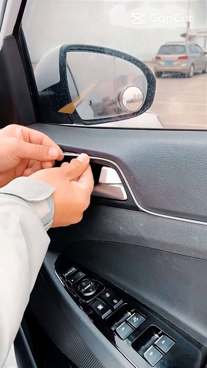 عروض عروض رأس السنه 😍

إضاءة نيون للسيارة لوحة القيادة (الدشبول)

الاستخدامات:

تزيين لوحة القيادة (الدشبول) وإضافة لمسة جمالية عصرية للسيارة.

إضاءة محيطية تضفي جو مميز أثناء القيادة ليلاً.

مناسبة للرحلات، المناسبات الخاصة، أو لمن يحب التميز داخل سيارته.

المميزات:

شريط إضاءة نيون بطول 3 أمتار لتغطية واسعة.

يعمل عبر USB، سهل التوصيل والتشغيل.

يدعم 7 ألوان مختلفة: أحمر، أخضر، أزرق، أصفر برتقالي، أبيض، أزرق ثلجي، وردي بنفسجي.

استهلاك طاقة منخفض (2 واط فقط) مع عمر افتراضي طويل يصل حتى 10,000 ساعة.

مرن وسهل التثبيت على أي جزء من السيارة.

مقاوم للماء بمعيار IP67.

محتويات الصندوق:

شريط إضاءة نيون بطول 3 متر.

سلك USB بطول 120 سم مع زر تحكم للتشغيل وتغيير الألوان.

وحدة تشغيل صغيرة.

ملاحظات:

أبعاد الغلاف: 15 × 10 × 5 سم.

يعمل على جهد 5 فولت USB.

نطاق حرارة التشغيل: من -20° حتى +60°.

التوصيل بغداد 3 الاف باقي المحافظات 5 الاف

السعر: تواصلو مع ***********
